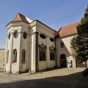 Kaple Máří Magdaleny se vchodem do jezuitské koleje (vpravo)